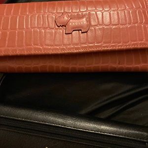 Iam selling a leather rose color Radley of London wallet